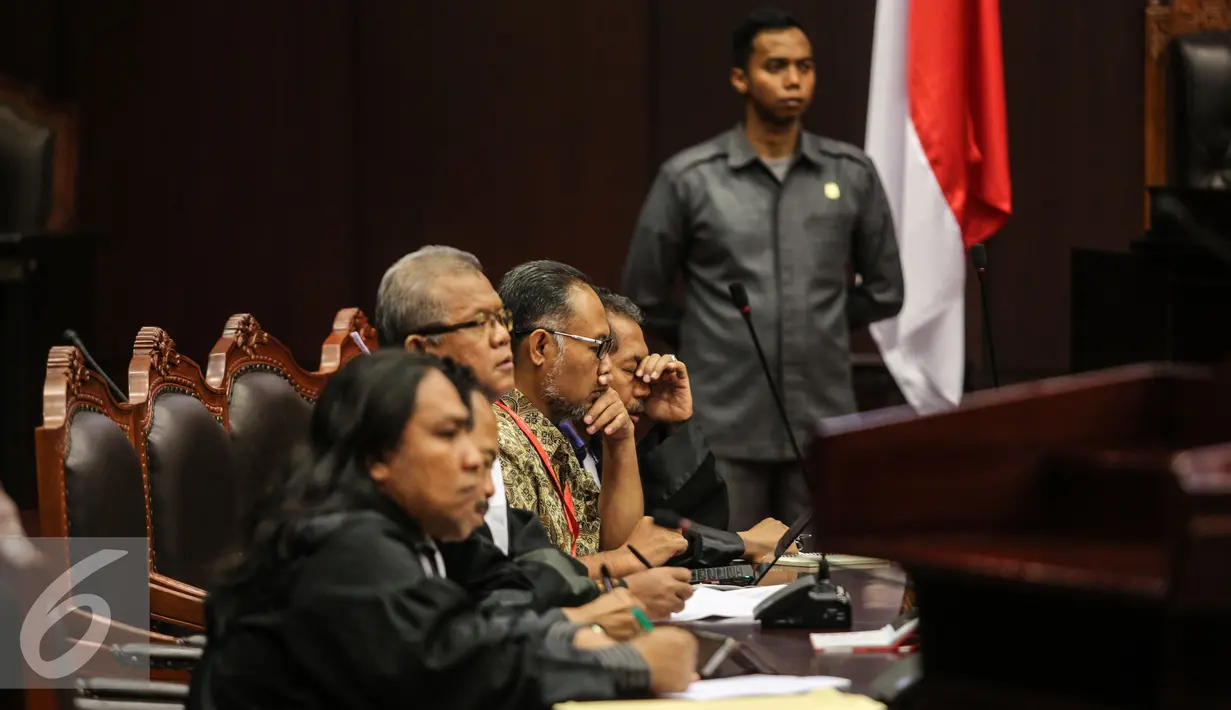 Bambang Widjojanto saat mengikuti sidang Uji Materi UU KPK di Mahkamah Kontitusi, Jakarta, Selasa (23/6/2015). Sidang terkait pemberhentian sementara pimpinan KPK saat ditetapkan sebagai tersangka dalam kasus tindak pidana. (Liputan6.com/Faizal Fanani)