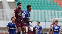 Bek PSM Makassar, Abdul Rahman, beraksi dalam laga versus Becamex Binh Duong di Stadion Pakansari, Cibinong, Rabu (26/6/2019). (Bola.com/Muhammad Iqbal Ichsan)