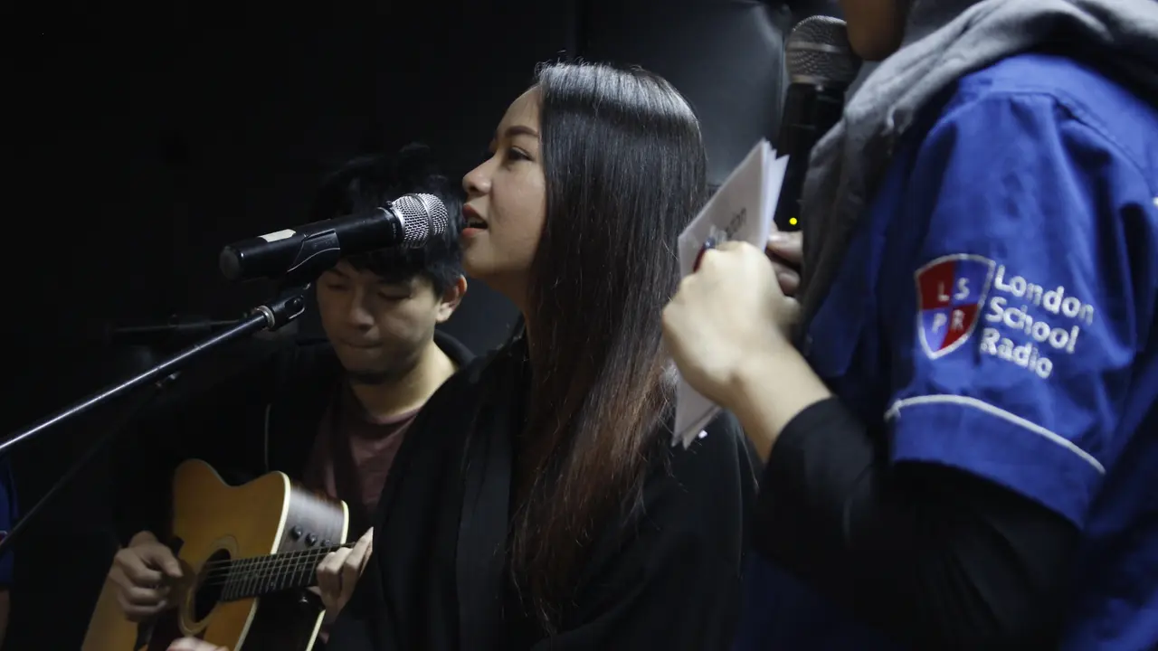 Gloria penyanyi LSPR Jakarta