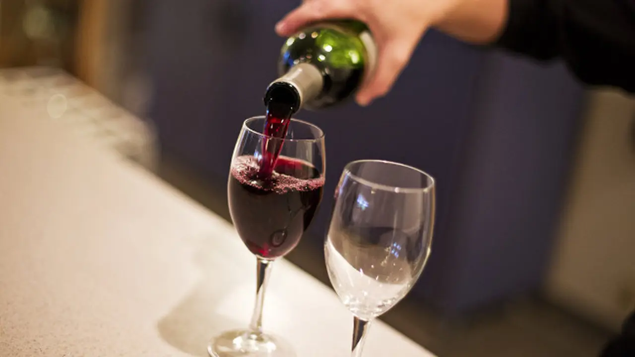 Gelandangan Mandi Berendam dan Minum Wine di Rumah Warga