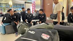Ada kejutan tak terduga saat pemain Korea-Korea Selecao turun dari bus dan bersiap masuk ke terminal tiga Bandara Soekarno Hatta. Mereka bertemu dengan dua pemain Timnas Indonesia, Shayne Pattynama dan Calvin Verdonk.