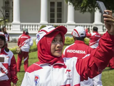 Para atlet melakukan swafoto usai menghadiri pelepasan kontingen di Istana Negara, Jakarta, Senin (7/8/2017). Para atlet Indonesia akan mengikuti SEA Games 2017 Malaysia pada 19-30 Agustus. (Bola.com/Vitalis Yogi Trisna)