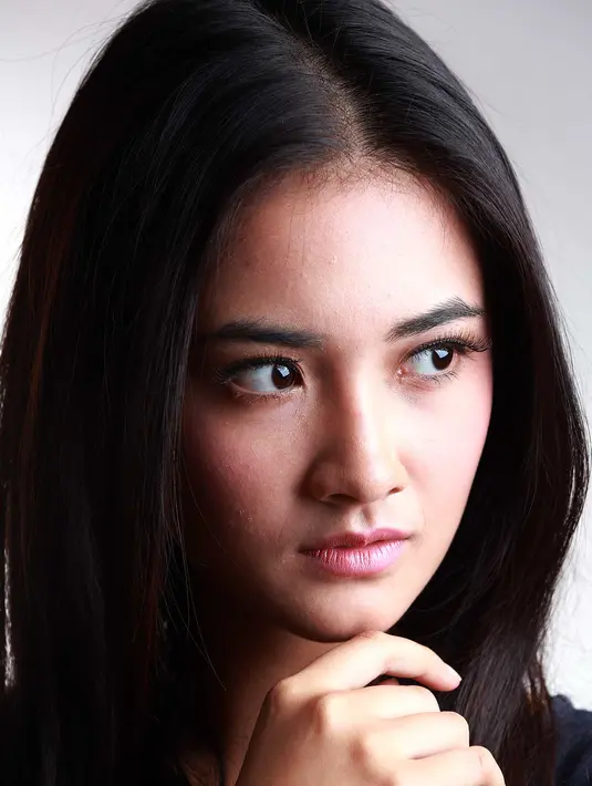 "Kebetulan untuk film ini pertama buat aku jadi agak nervous, jadi takutnya jelek atau kurang gimana gitu, soalnya juga mainnya sama senior-senior,” tutur gadis cantik ini saat menceritakan pengalamannya di film ‘Magic Hour’. (Deki Prayoga/Bintang.com)