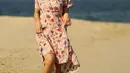 Memakai dress dengan motif bisa jadi pilihan untukmu yang ingin bermain pasir di pantai. Kamu juga bisa mrmilih sendal jepit seperti Pevita sebagai alas kaki