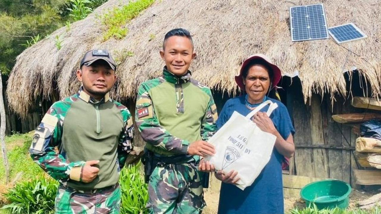 Satgas Yonif 511/DY Salurkan Pakaian Layak Pakai, Pererat Silaturahmi di Lanny Jaya