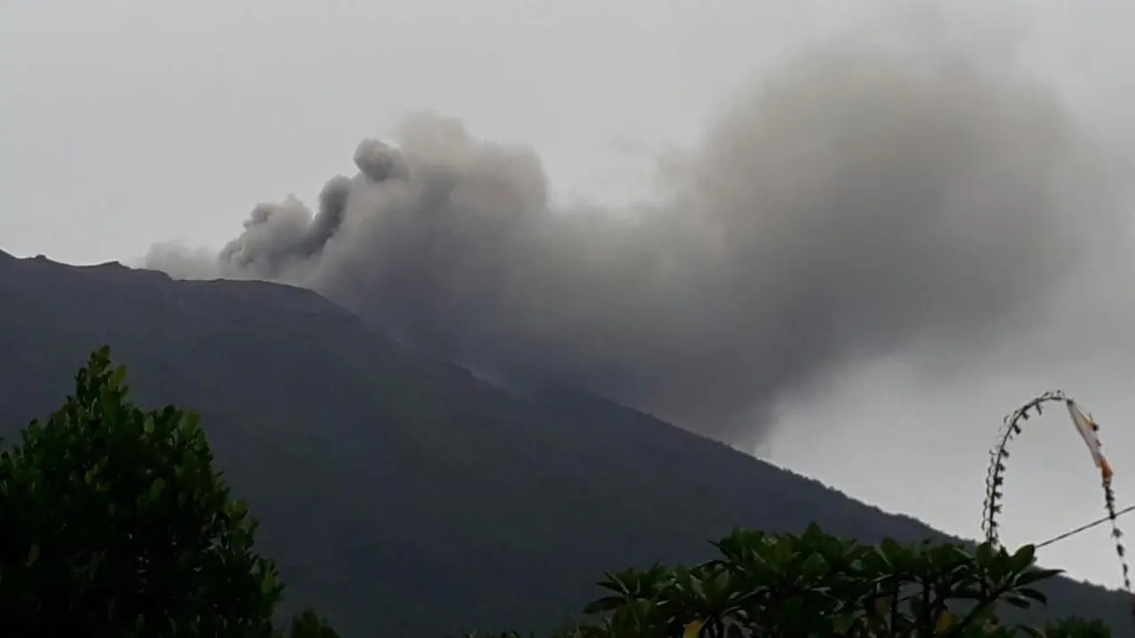 [Bintang] Meletus, Gunung Agung Semburkan Abu Vulkanik