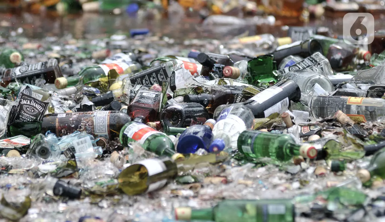 Ribuan botol minuman keras (miras) ilegal dimusnahkan menggunakan alat berat di Kantor Direktorat Bea Cukai, Jakarta, Kamis (19/12/2019). Kerugian negara ditaksir mencapai Rp 5.524.632.922 yang seluruhnya merupakan hasil penindakan periode tahun 2017-2019. (merdeka.com/Iqbal S Nugroho)
