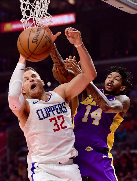 Pemain LA Clippers, Blake Griffin #32 of the LA Clippers dan pemain Lakers, Brandon Ingram #14 berebut bola pada laga NBA basketball games di Staples Center, Los Angeles, California, (27/11/2017). Clippers menang 120-115. (Harry How/Getty Images/AFP)