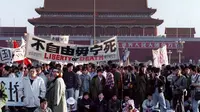 Mahasiswa berkumpul selama tiga pekan di Lapangan Tiananmen, sebelum tank menggilas mereka pada 4 Juni 1989. Foto diambil pada  14 Mei 1989 (CATHERINE HENRIETTE / AFP )