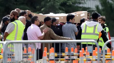 Pelayat membawa jenazah korban penembakan masjid untuk dimakamkan di Memorial Park Cemetery, Christchurch, Selandia Baru, Rabu (20/3). Keluarga korban mulai memakamkan korban penembakan masjid di Christchurch. (AP Photo/Mark Baker)