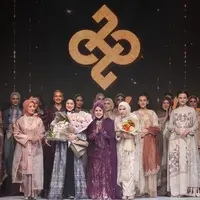 Bertempat di Astor Ballroom, The St. Regis Jakarta, Heaven Lights menghadirkan 60 looks yang memadukan pesona klasik Malayan dengan inovasi modern, menciptakan karya yang mengangkat perpaduan budaya dalam estetika yang istimewa. Lebih dari sekadar koleksi busana, SERUNI adalah perjalanan menelusuri keindahan Timur.  [Dok. Heaven Lights]