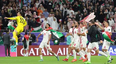 Para pemain Yordania merayakan kemenangan usai mengalahkan Korea Selatan pada semifinal Piala Asia 2023 di Stadion Ahmad Bin Ali di Al-Rayyan, Doha, pada 6 Februari 2024. (Giuseppe CACACE/AFP)