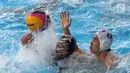 Atlet Polo Air Putra Indonesia, Ridjkie Mulia berebut bola dengan atlet Polo Air Putra Korea Selatan pada pertandingan babak semifinal putra peringkat 5 - 8 besar di Akuatik Center, Jakarta, Jumat (31/8).(Liputan6.com/Fery Pradolo)