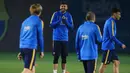 Bek Barcelona, Gerard Pique, tertawa saat mengikuti latihan perdana bersama Barcelona. (AFP/Pau Barrena)