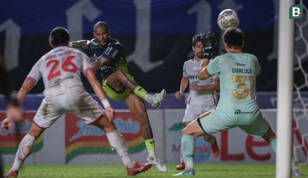 Persib berhasil berbalik unggul di menit ke-63 setelah David da Silva berhasil merebut bola dari penjagaan Jaimerson dan melepaskan tembakan ke gawang Persis yang dikawal Gianluca Pandeynuwu. (Bola.com/Bagaskara Lazuardi)