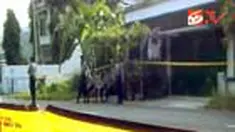 Lokasi penggerebekan teroris di Gergunung, Klaten Utara, Jateng, masih ditutup garis polisi dan dijaga ketat. Penutupan itu membuat warga yang biasa melewati jalan DI sekitar lokasi penggerebekan harus mencari jalur alternatif. 