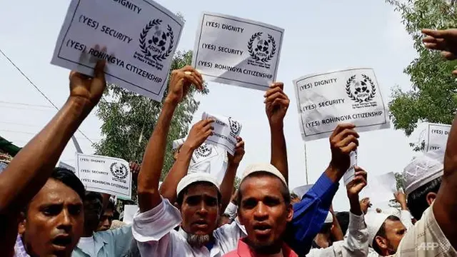 Sejumlah orang Rohingya menggelar demonstrasi di kamp pengungsi di Bangladesh selepas salat Idul Fitri (16/6) (AFP PHOTO)