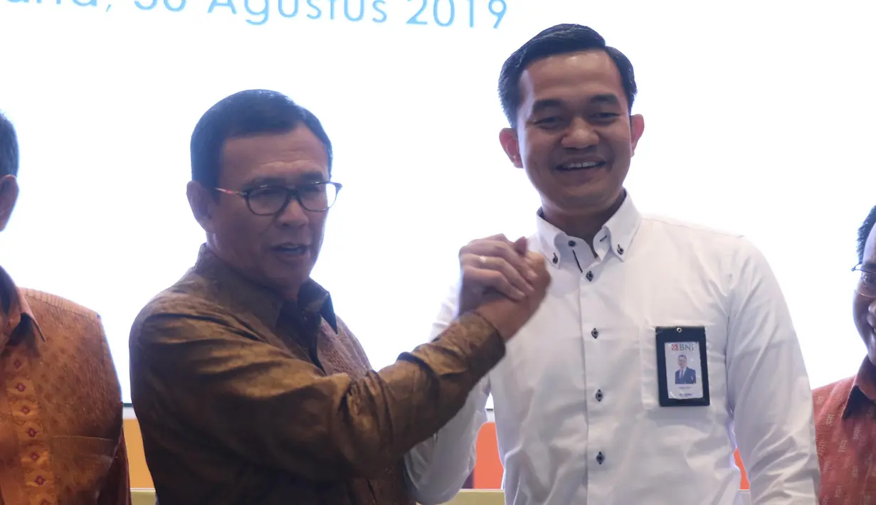 Direktur Utama BNI Achmad Baiquni memberikan selamat kepada Direktur Keuangan BNI Ario Bimo usai terpilih dalam RUPSLB, Jakarta, Jumat (30/8/2019). Rapat membahas perubahan susunan pengurus persereoan dengan menyetujui pengangkatan Ario Bimo sebagai Direktur Keuangan BNI. (Liputan6.com/Angga Yuniar)