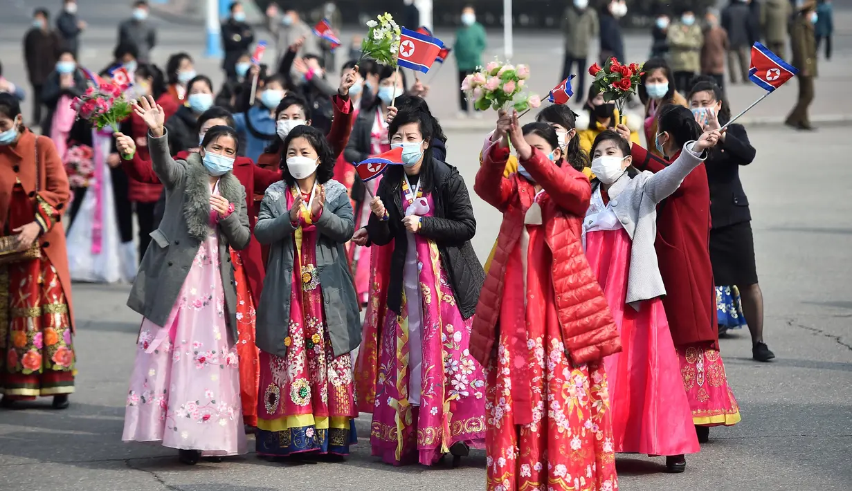 Orang-orang merayakan Hari Perempuan Internasional di alun-alun Teater Agung Pyongyang di Pyongyang, Korea Utara pada Rabu 8 Maret 2023. Hari Perempuan Internasional atau International Women's Day (IWD) diperingati setiap tanggal 8 Maret. Hari Perempuan Internasional banyak dirayakan di sejumlah negara di dunia. (KIM Won Jin/AFP)