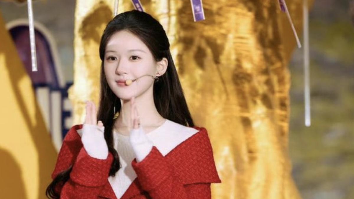 Revenge Dress Zhao Lusi yang Tampak Stament dengan Busana Merah di Saat Bertemu Penggemarnya