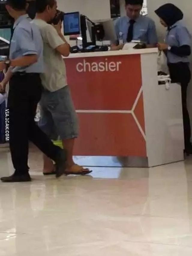 6 Tulisan Nyeleneh di Meja Kasir Ini Bikin Pembeli Tepuk Jidat