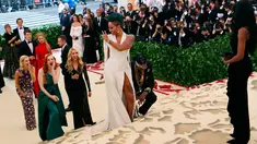 Rapper 2 Chainz berlutut saat sang kekasih, Kesha Ward memperlihatkan cincin pada Met Gala 2018 di Metropolitan Museum of Art, New York, Senin (7/5). Dalam acara Met Gala, Chainz melamar sang kekasih yang telah memberikannya dua putri. (AP/John Carucci)
