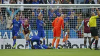 Nathan Dyer terkapar di lapangan usai mencetak gol kemenangan Leicester City atas Aston Villa pada pekan kelima Liga Premier Inggris, Minggu (13/9/2015). (Liputan6.com/Reuters / Andrew Boyers Livepic) 
