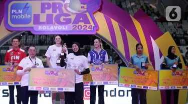 Pevoli putri Jakarta BIN, Megawati Hangestri Pertiwi (keempat kiri) saat menerima trofi Pemain Terbaik Putri Proliga 2024 di Indonesia Arena, Kompleks Gelora Bung Karno, Jakarta, Sabtu (20/7/2024). (Liputan6.com/Helmi Fithriansyah)