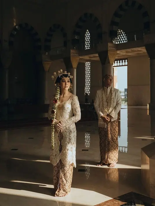 Sementara itu, Ribka memancarkan pesona anggun dalam balutan kebaya full brokat putih dengan detail kerah boatneck rancangan @myrnamyura. [@morden.co].
