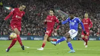 Penyerang Leicester City, Kelechi Iheanacho menembak bola saat bertanding melawan Liverpool pada pertandingan lanjutan Liga Inggris di stadion Anfield di Liverpool, Inggris, Jumat (11/2/2022). Liverpool menang atas Leicester City 2-0. (AP Photo/Jon Super)