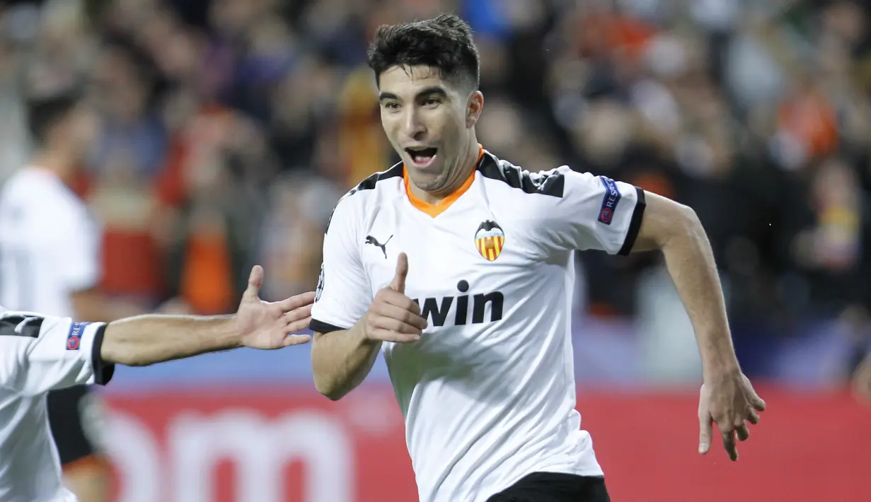 Gelandang Valencia, Carlos Soler berselebrasi usai mencetak gol ke gawang Chelsea pada pertandingan Grup H Liga Champions di  Mestalla stadium, Spanyol (27/11/2019). Chelsea bermain imbang 2-2 atas Valencia. (AP Photo/Alberto Saiz)