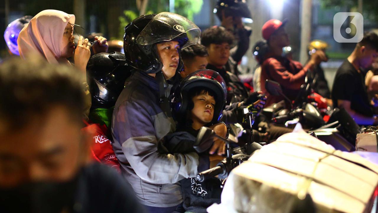 Ekspresi Anak-anak Pemudik Bermotor di Pelabuhan Ciwandan Banten