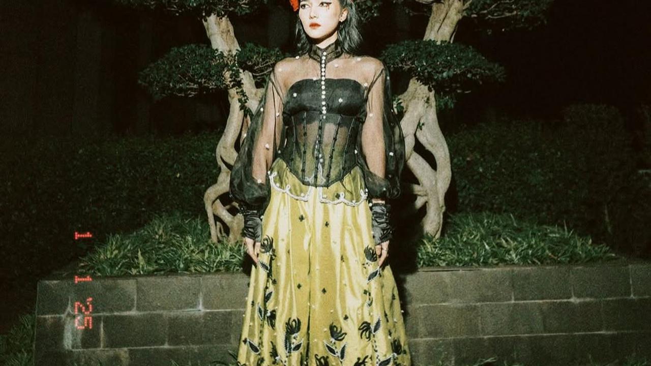 Potret Outfit Manggung Isyana Sarasvati Gaya Edgy (credit: instagram/isyanasarasvati)