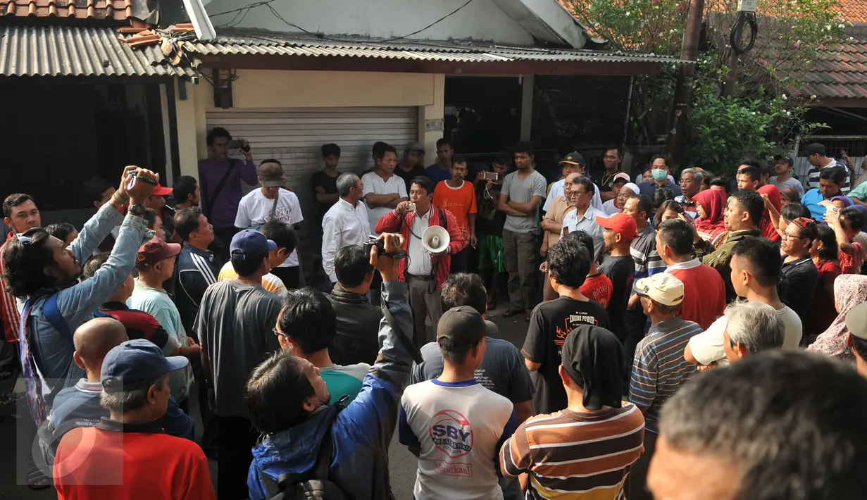Sejumlah warga melakukan aksi penolakan pengosongan rumah aset kepemilikan PT KAI di Jalan Menara Air, Kelurahan Manggarai, Jakarta, Selasa (19/7). Hingga kini proses mediasi antara kedua belah pihak masih dilakukan. (Liputan6.com/Gempur M Surya)