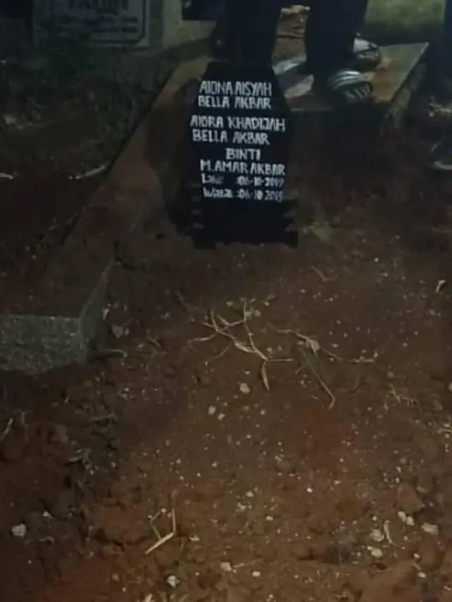 6 Momen Haru Ammar Zoni Saat Memakamkan Putri Kembarnya