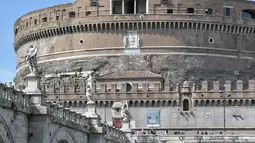 Sejumlah peserta kano menyusuri sungai Tiber saat perlombaan International Tiber Canoe Descent di Roma, Italia (5/1). Nama kano diambil dari perahu yang digunakan, yaitu sebuah perahu kecil yang hanya memuat satu orang. (AFP Photo/Andreas Solaro)