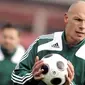 Euro 2008 football championships referee Howard Webb of Great Britain takes part in a preparatory workshop for referees and assistant referees on April 17, 2008 in Regensdorf, near Zurich. AFP PHOTO / Fabrice Coffrini