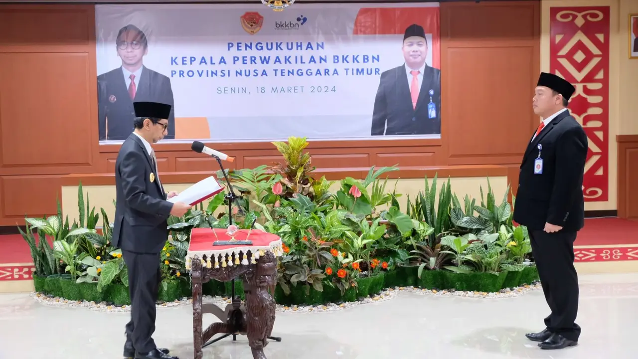 Pj. Gubernur NTT, Ayodhia G L Kalake mengukuhkan Dadi Ahmad Roswandi sebagai Kepala Perwakilan Badan Kependudukan dan Keluarga Berencana Nasional (BKKBN) Provinsi NTT, Senin (18/3/2024) (Istimewa)