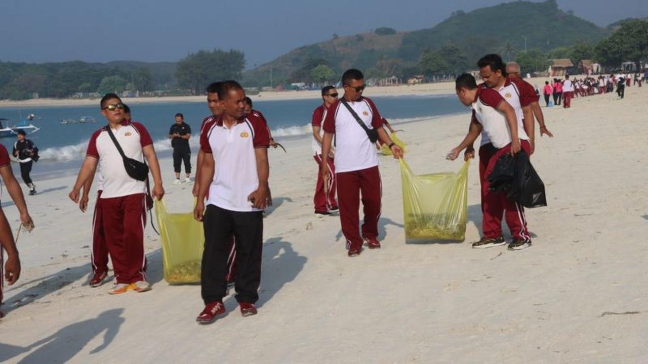 Polres Lombok Tengah Dukung Gerakan Indonesia Asri, Bersih-bersih Pantai Tanjung Aan Mandalika