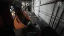 Pekerja saat memasukkan cincau hitam ke dalam kaleng di pabrik SR Purna Jaya, Jakarta, Kamis (9/5). Permintaan cincau hitam saat bulan Ramadan melonjak hingga 3 kali lipat dari bulan biasanya. (merdeka.com/Iqbal S. Nugroho)