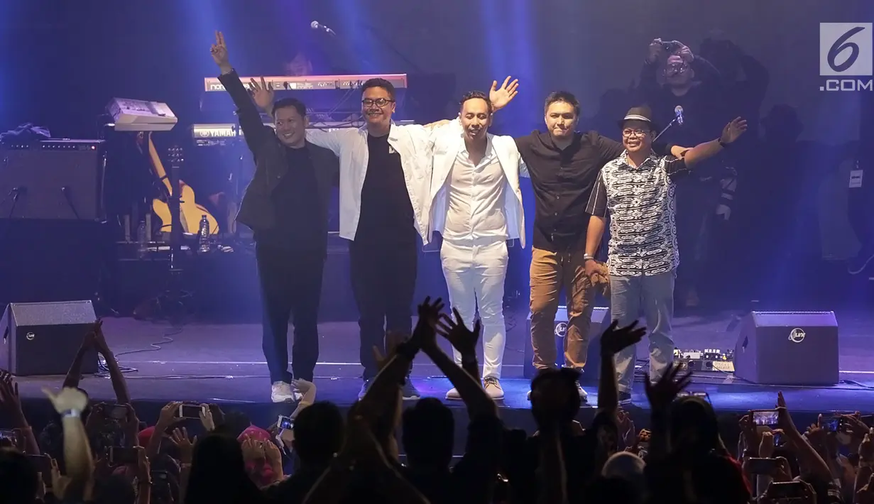 Aksi panggung Jikustik bersama mantan vokalisnya, Pongki Barata (tengah) dalam konser bertajuk 'Jikustik Reunian' di Grand Pasific Hall, Yogyakarta, Jumat (29/3). Konser Jikustik Reunian menghadirkan 20 lagu hits yang bikin baper penonton. (Fimela.com/Bambang E. Ros)