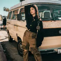 Tampil lebih sporty dengan kombinasi cardigan rajut warna hitam, cargo pants, dan sneakers. (Foto:Instagram/febbyrastanty).