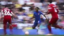 Pemain Chelsea, Raheem Sterling (tengah) menggiring bola pada laga pekan pertama Liga Inggris 2023/2024 melawan Liverpool di Stamford Bridge Stadium, London, 13 Agustus 2023. (AP Photo/Ian Walton)