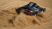 Pabrikan mobil asal Jerman, Audi untuk pertama kalinya ikut serta di Reli Dakar 2022 dengan menurunkan mobil listrik RS Q e-tron. Mobil tersebut rencananya akan dikendarai oleh para mantan juara seperti Carlos Sainz dan Stephane Peterhansel. (AFP/Franck Fife)