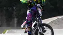 Pembalap bermanuver di udara saat bersaing pada kejuaraan internasional sepeda BMX Indonesia Cup 2023 seri 3 nomor Men Elite di Jakarta International BMX Track, Minggu (23/7/2023). (merdeka.com/Imam Buhori)