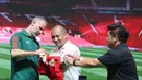Legenda Manchester United (MU), Ryan Giggs, membubuhkan tanda tangan di jersey fans dalam acara peluncuran kartu kredit Maybank yang berkolaborasi dengan MU di Jakarta Convention Center (JCC), Senayan, Jakarta, Sabtu (18/5/2024). (Bola.com/M Iqbal Ichsan)