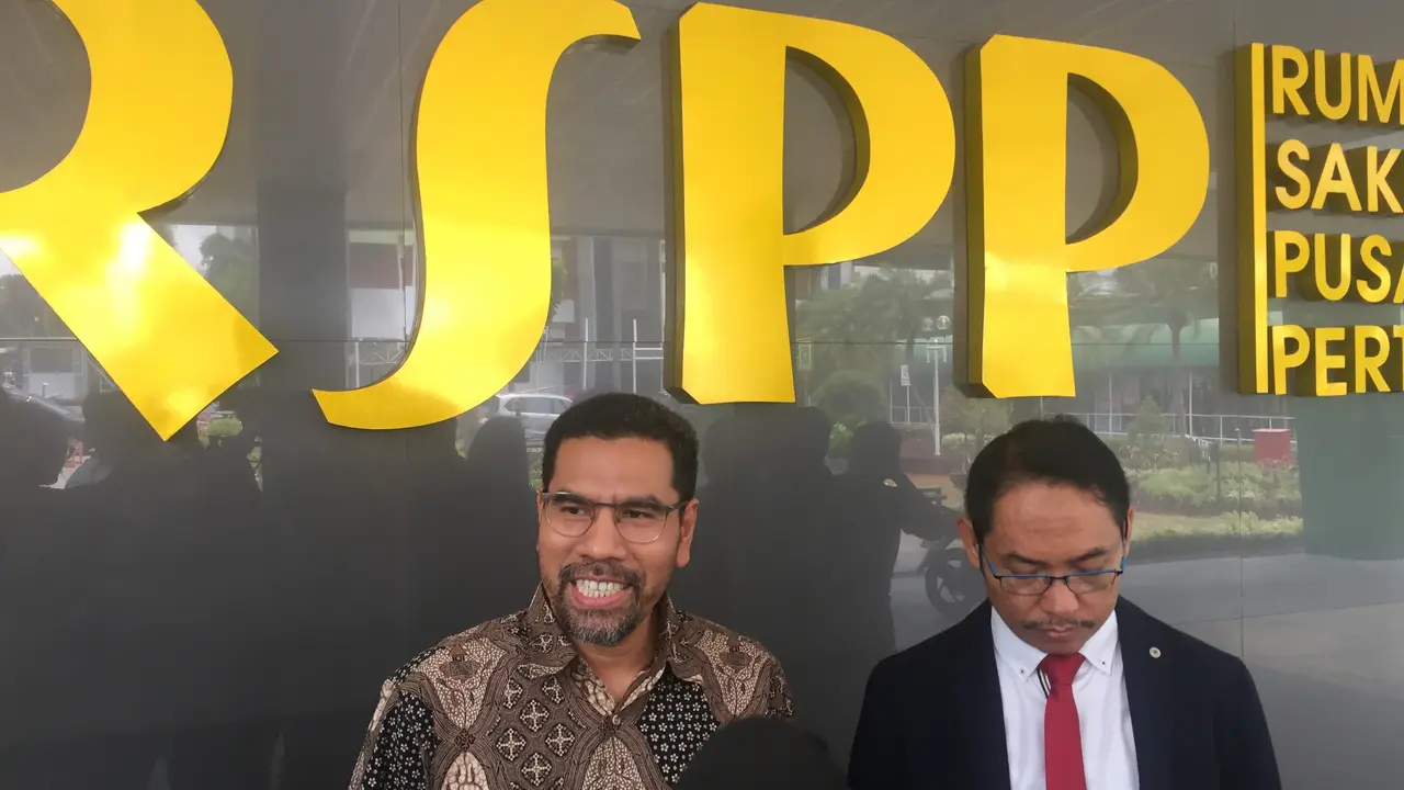 Komisioner Komnas HAM, Amiruddin Al Rahab menjenguk para korban luka yang sempat ditangani Direktur Rumah Sakit Pusat Pertamina (RSPP), Jakarta.