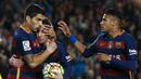 Pemain Barcelona, Luis Suarez, Lionel Messi dan Neymar merayakan gol saat melawan Sporting Gijon pada lanjutan La Liga Spanyol di Stadion Camp Nou, Barcelona, Sabtu (23/4/2016). (Reuters/Albert Gea)