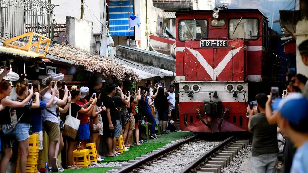 Train Street di Hanoi, Vietnam kembali dibuka untuk turis