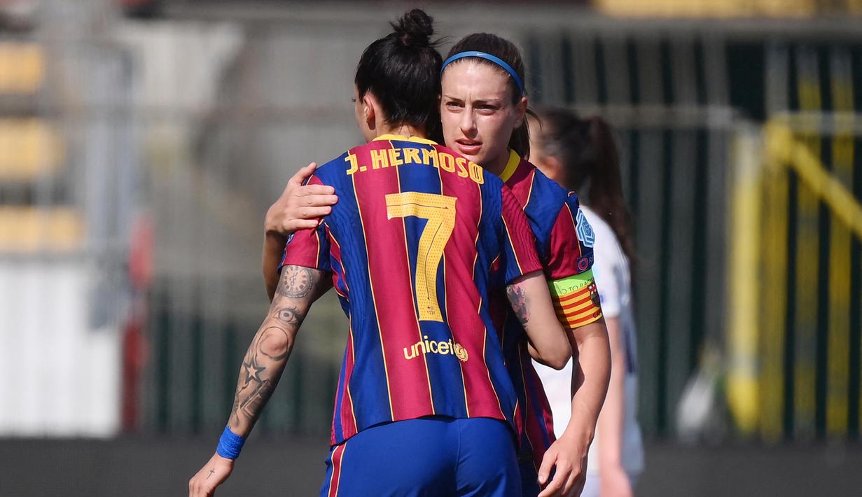 Dengan segala torehan prestasinya, pesepak bola berparas cantik itu sukses mengalahkan rekan setimnya Jennifer Hermoso berada di urutan kedua dan striker Chelsea Sam Kerr yang berada di urutan ketiga dalam perebutan Ballon d'Or 2021. (AFP/Marco Bertorello)